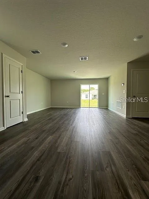 3 bed, 2.0 bath, 1263 sqft, $1,900 — Photo 4
