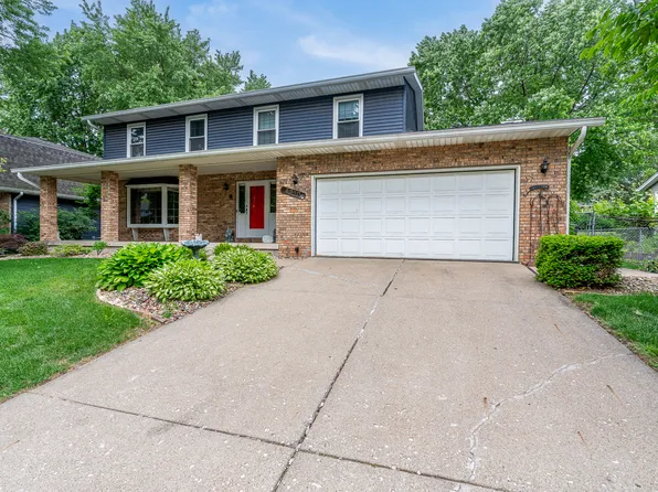 4310 Amesbury Dr, Bettendorf, IA 52722