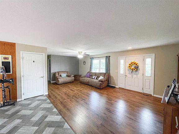 5th image of 820 Hillcrest Dr