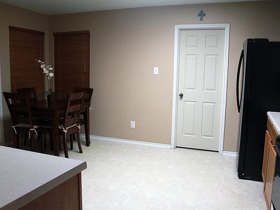 Large Eat-in Kitchen