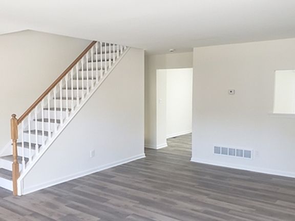 2nd image of 7 Saddle Ridge Ct