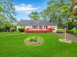 422 Glen Dr, Shirley, NY 11967