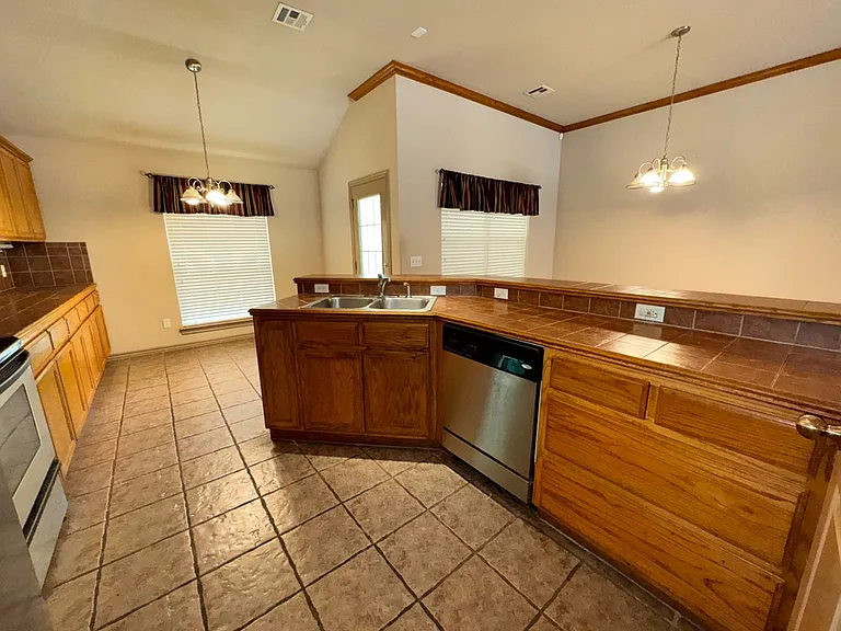 1424 Teakwood Dr — Photo 9