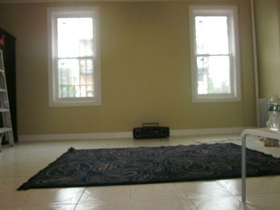 4th image of 20 Scholes St #Af