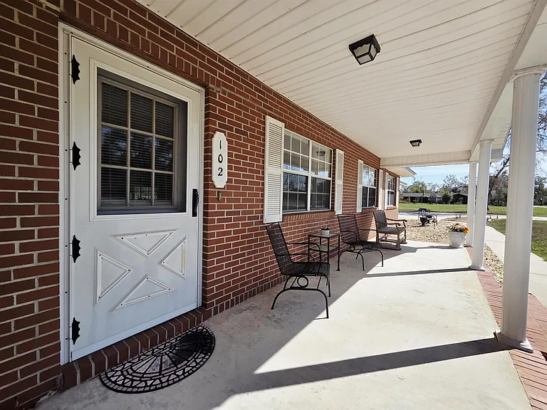 102 S Claire Dr — Photo 4