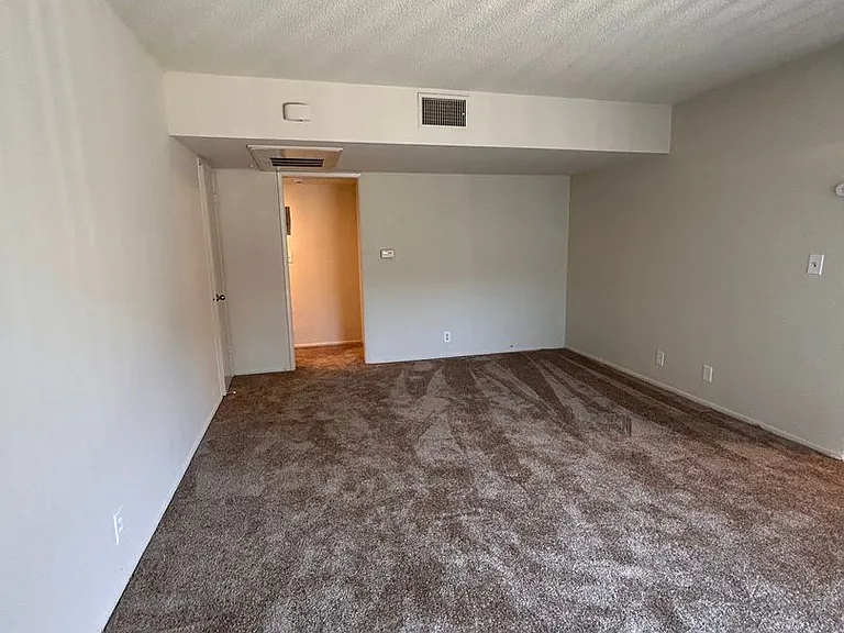 521 S Grevillea Ave — Photo 2