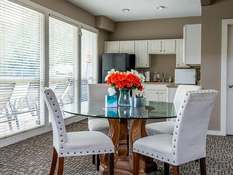 Emerald Hills Apartments — Photo 7