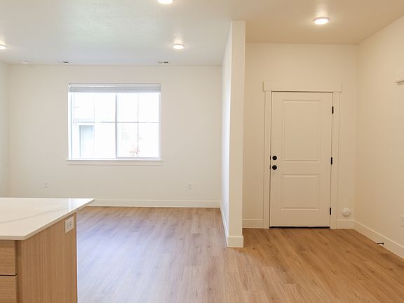 5th image of 679 N 280 W