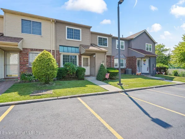 32 E Franklin Ln, Staten Island, NY 10306