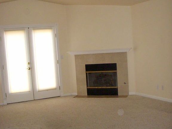 Family rm w/fireplace