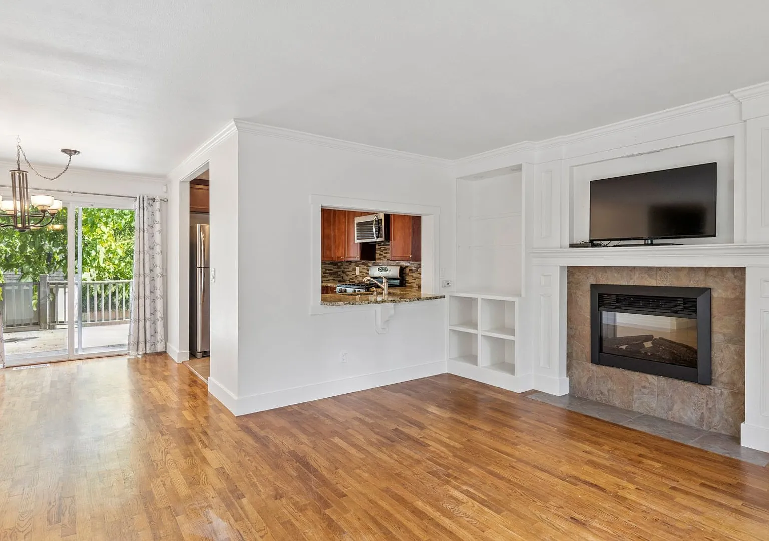 Bright Cozy Home w/ Deck & Yard Near Des Moines Marina — Photo 3