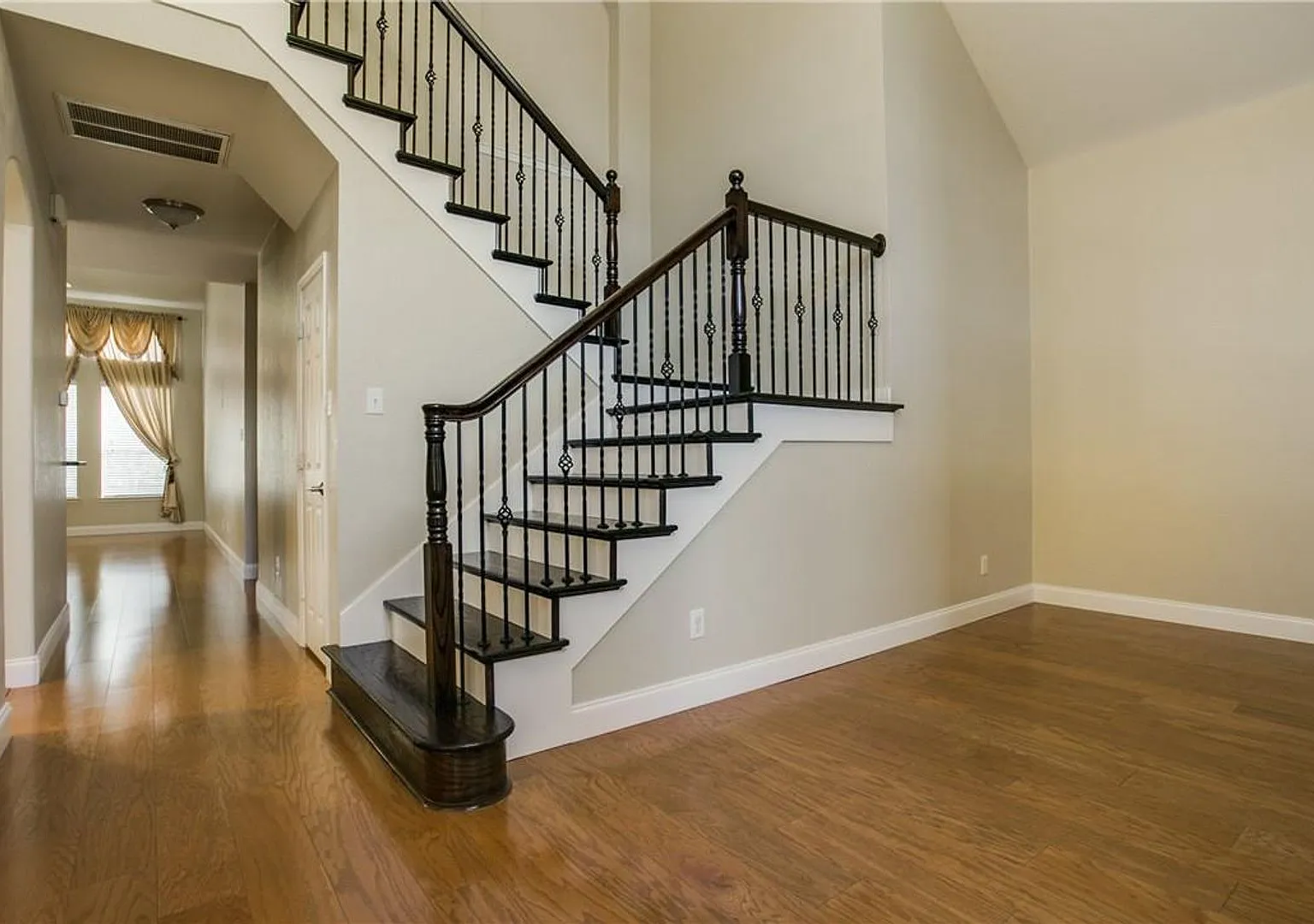 Beautifully landscaped 4 Bedroom 3 bath home located in desirable Plano location! — Photo 4