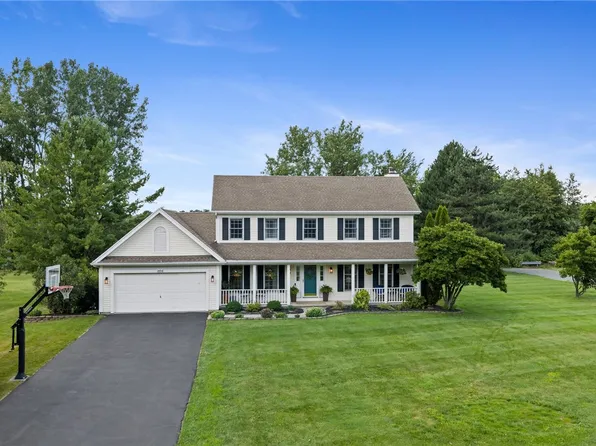 1454 Chigwell Ln N, Webster, NY 14580