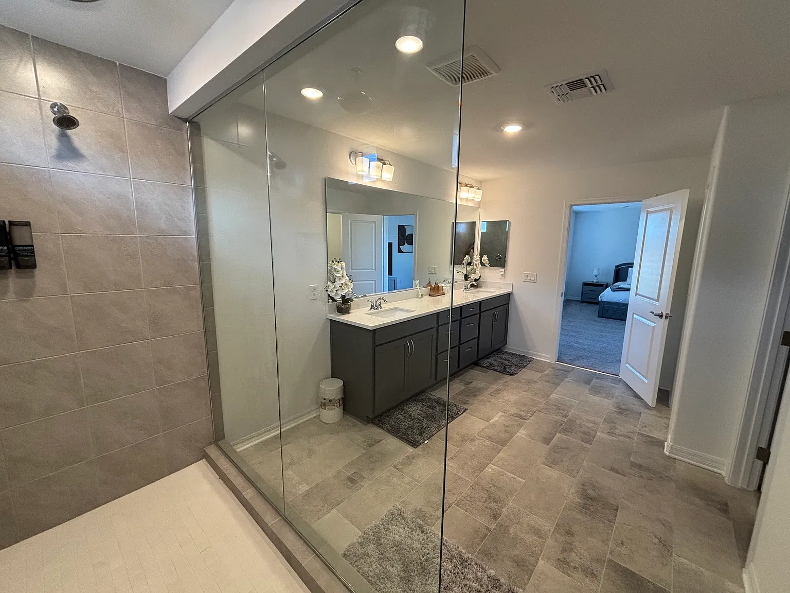 4 bed, 2.5 bath, 4356 sqft, $5,500 — Photo 2