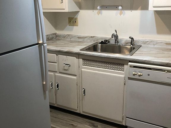 3rd image of 1078 Delta Ave APT 4