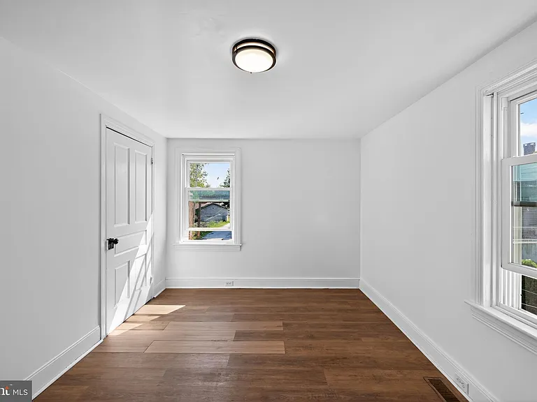 153 N Queen St — Photo 8