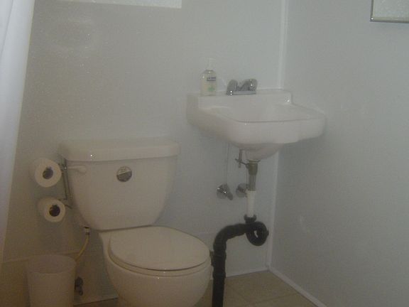 Apartment full bathroom