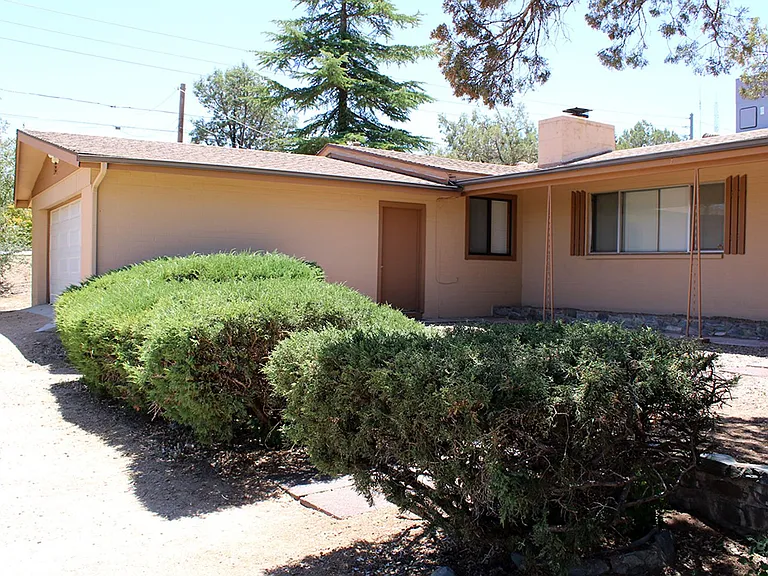 903 Green Ln — Photo 2