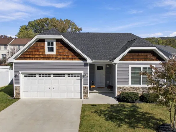141 Village Cir, Harpers Ferry, WV 25425