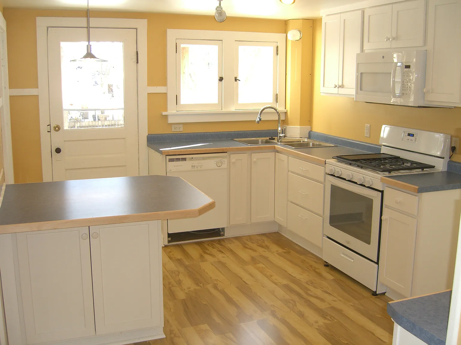 2 bed, 1120 sqft, $1,800 — Photo 4