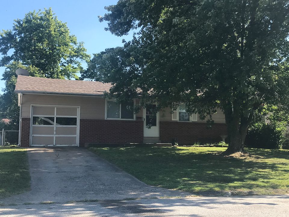 1st image of 704 W 10th St