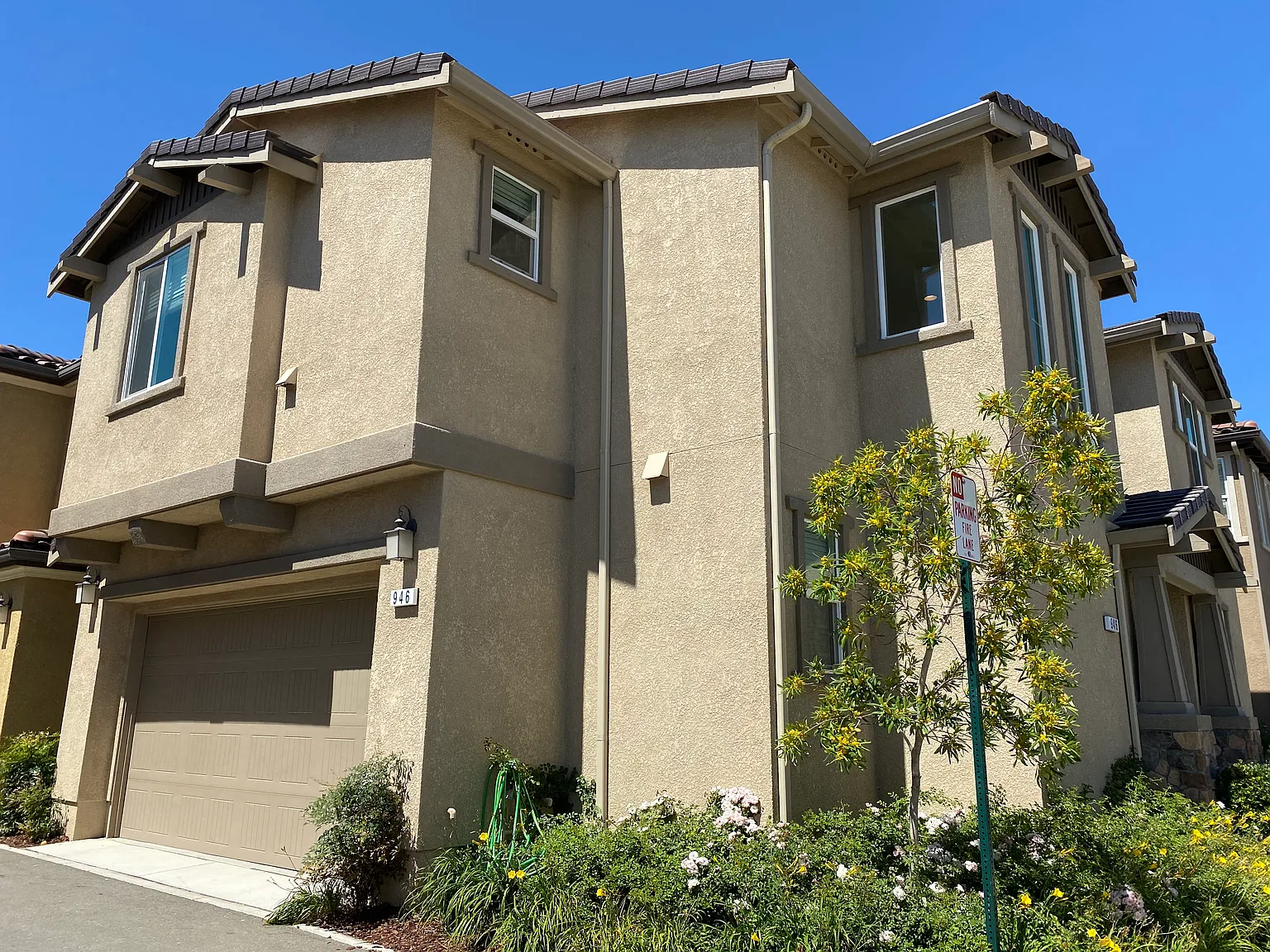 3 bed, 2.5 bath, 1762 sqft, $3,800 — Photo 2