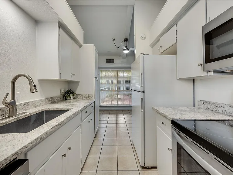 8803 Westover Club Dr #B — Photo 9