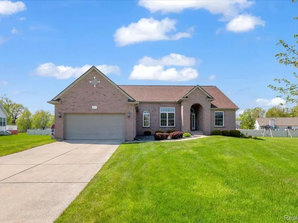 4134 Aspen Cir, Grand Blanc, MI 48439