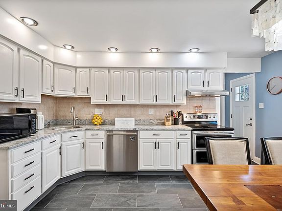 3rd image of 110 Westbury Ct