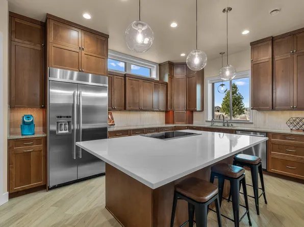 61649 Hosmer Lake Dr, Bend, OR 97702