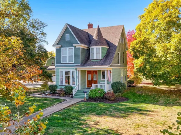 327 S 2nd St, Wapello, IA 52653