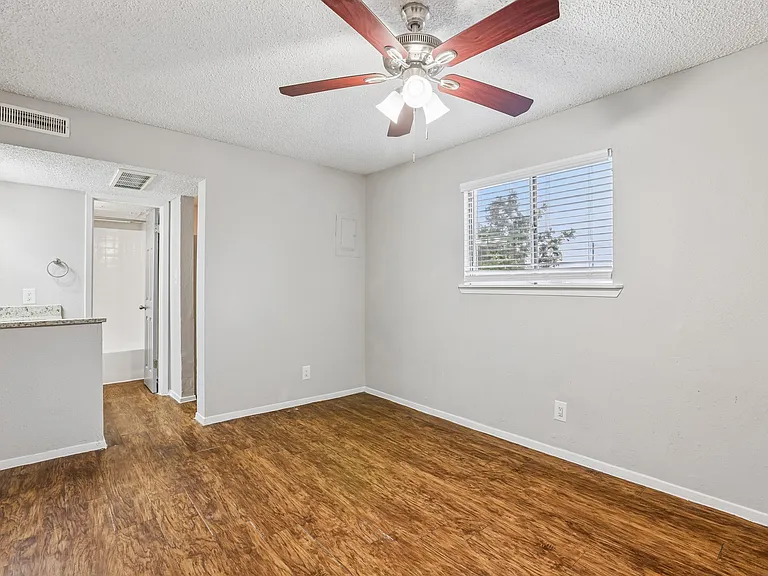 Lamar Place Apartments — Photo 59