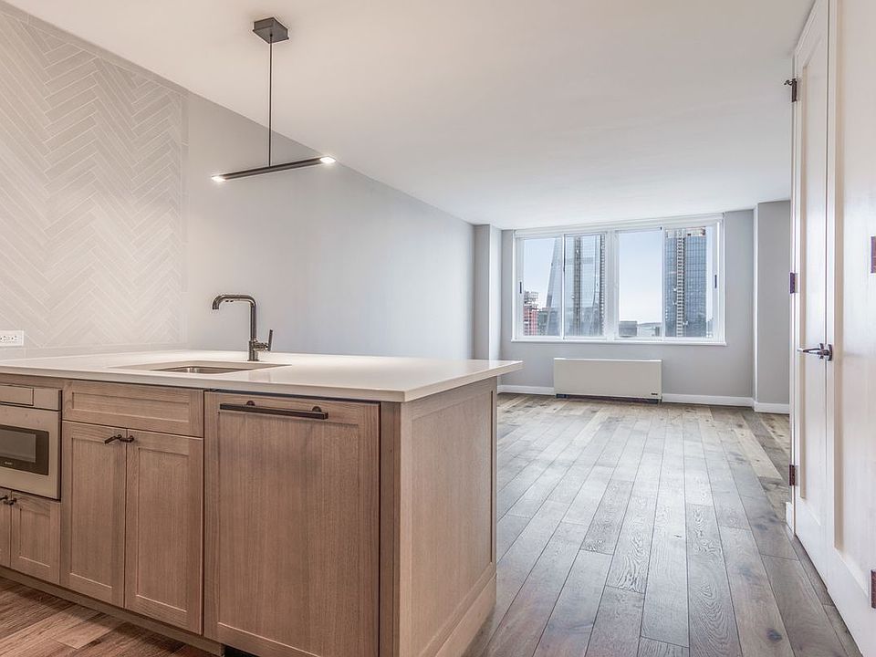 1st image of 560 W 43rd St APT 39C