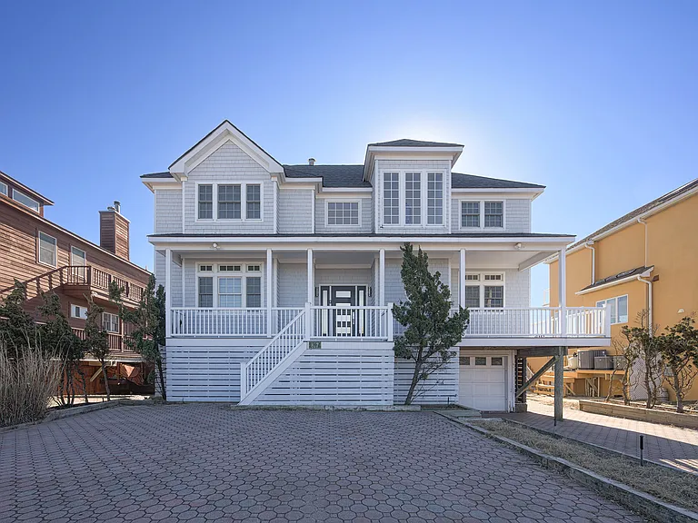 817 Dune Rd — Photo 1