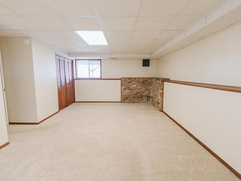 1233 Pineview St — Photo 11