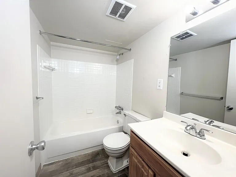 Westchester Towers Apartments — Photo 12