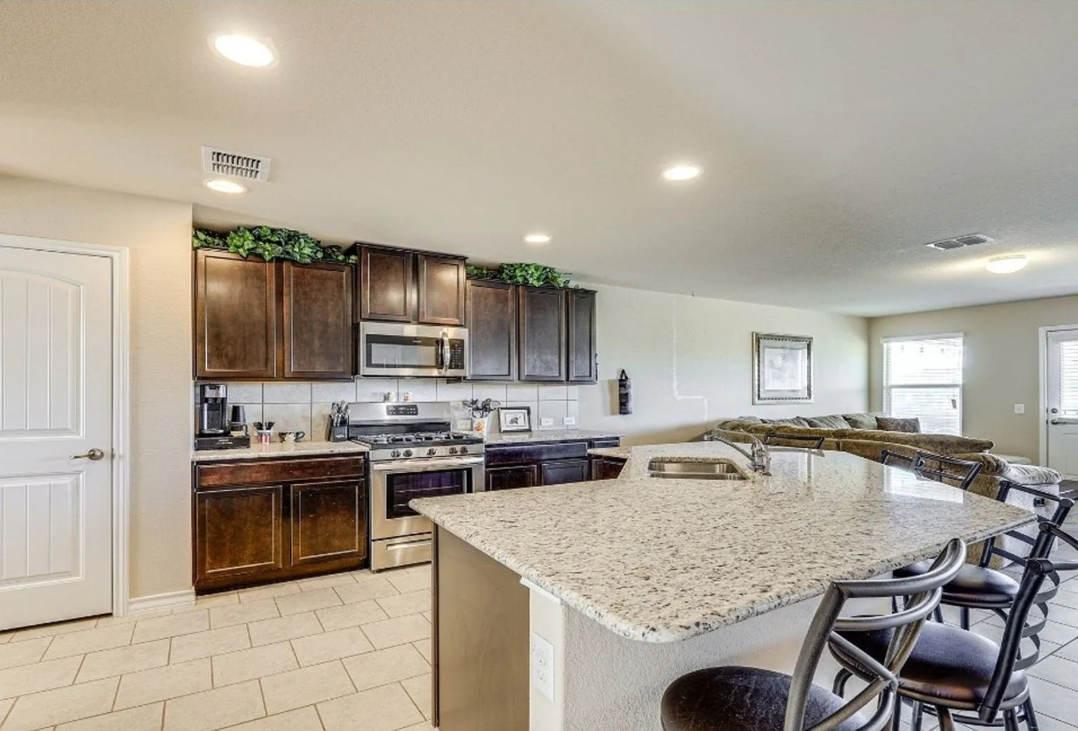 5 Bedroom Single Family Home in San Antonio — Photo 3