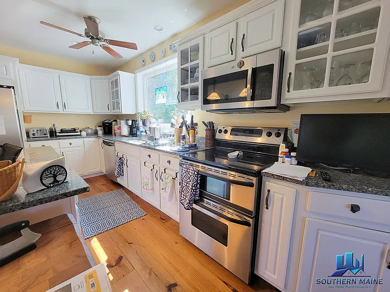50 Hawthorne Ln — Photo 3