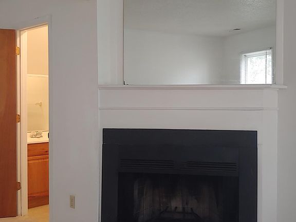 4th image of 2072 Elmhurst Ln