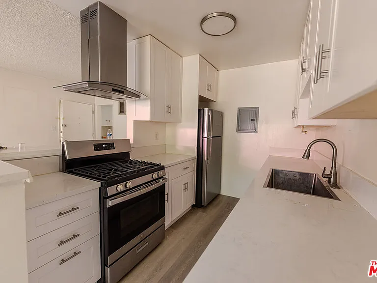1426 S Orange Grove Ave — Photo 6