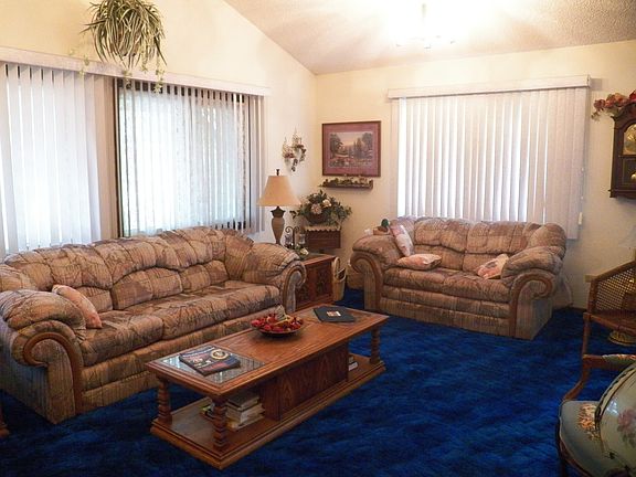 Living room w vaulted ceilin