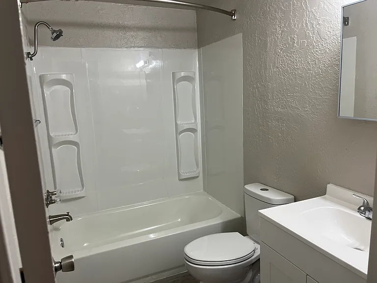 Totally Renovated Studios 2 Blocks To UNM — Photo 14