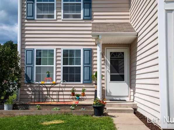 11407 Taunton Dr SE, Lowell, MI 49331