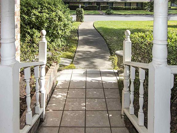 4th image of 1201 Maywood Dr