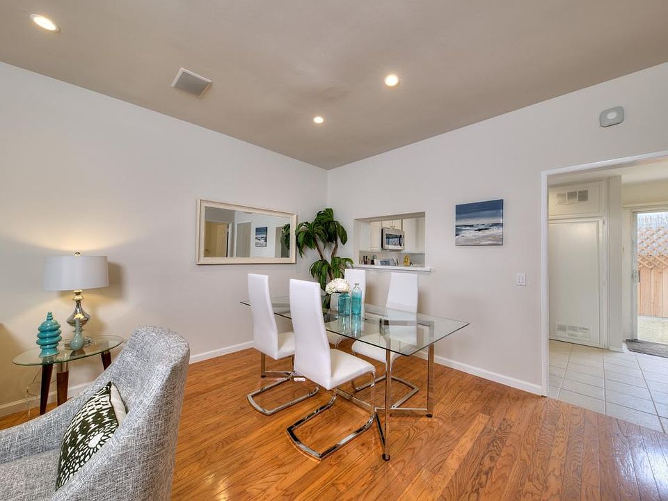 Dinning area next to kitchen