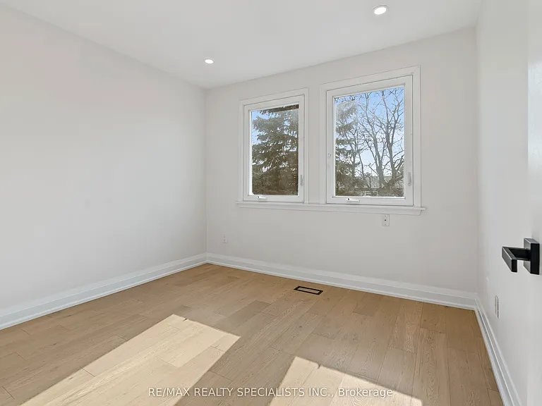 6419 Chaumont Cres #UPPER — Photo 12