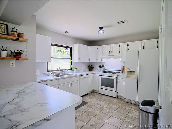 5th image of 10270 Pringey Ave
