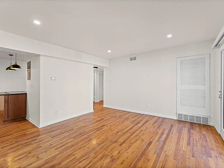 Walnut Apartments — Photo 14