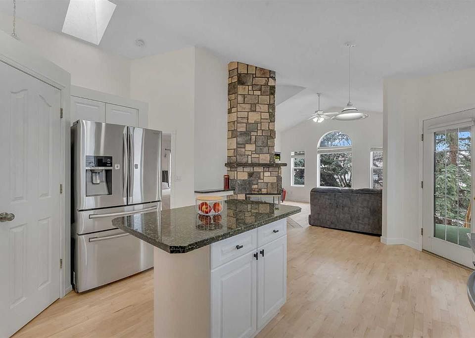 1st image of 44 Douglas Glen Cres SE