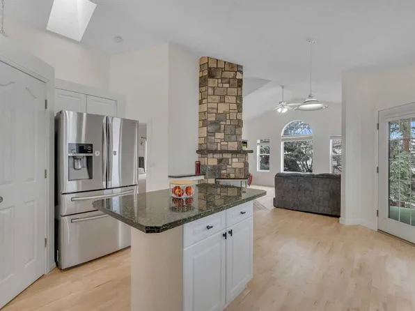 44 Douglas Glen Cres SE, Calgary, AB T2Z 3M6
